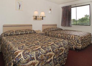 Days Inn & Suites By Wyndham Indianapolis Airport East מראה חיצוני תמונה